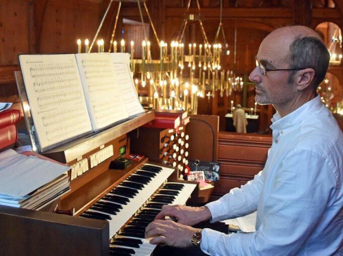 Organist Petter Amundsen ga tonefølge til menighetens sang. Foto: Sven Gj. Gjeruldsen, Det kongelige hoff